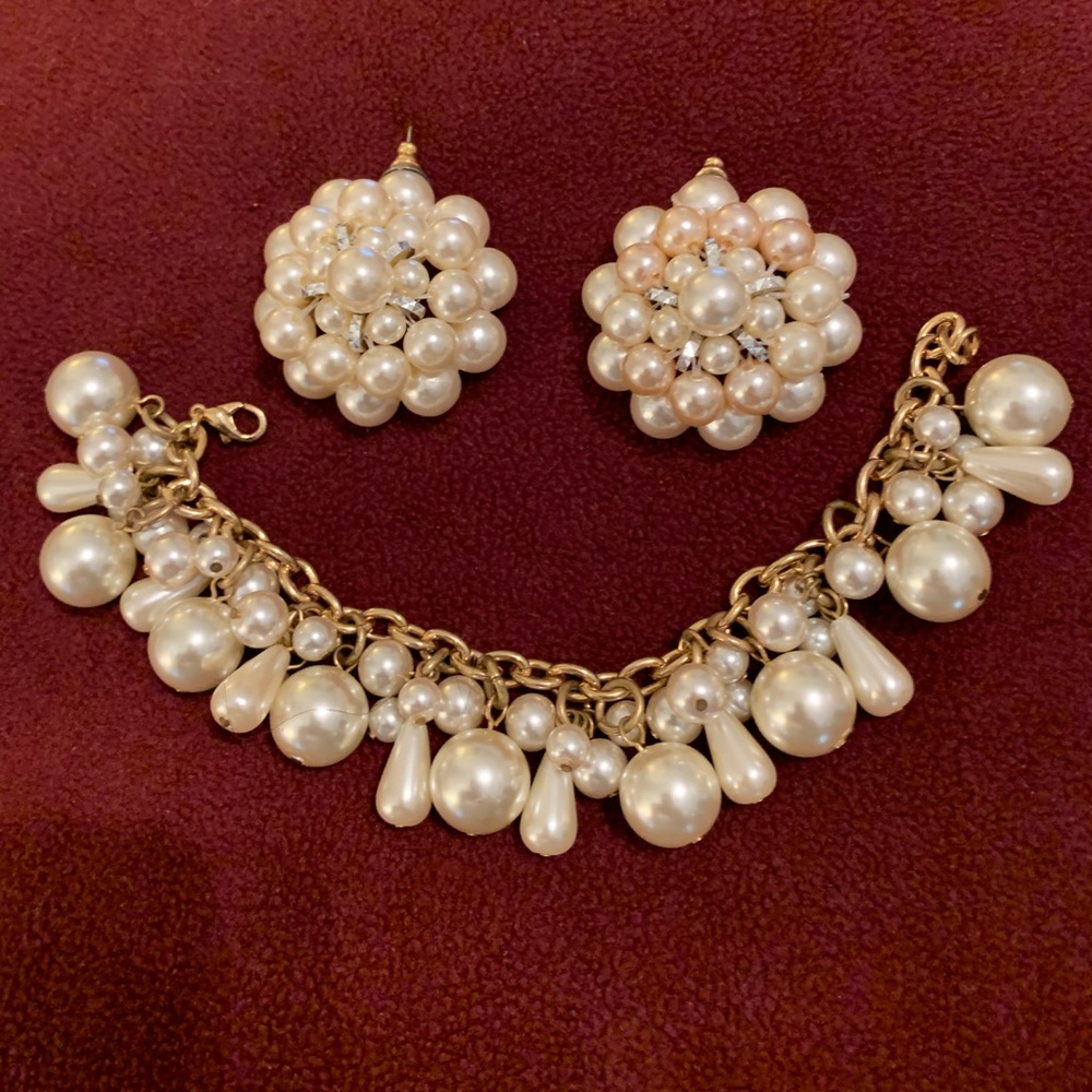 Bracelet and earrings.